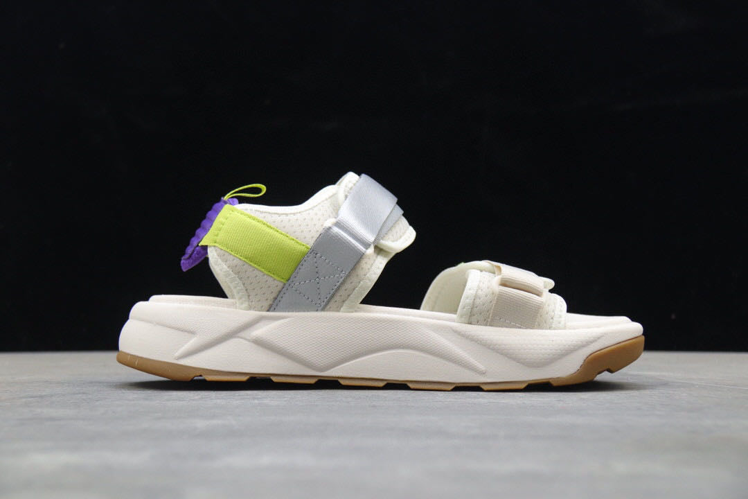 Les sandales claquettes Puma sont la combinaison parfaite entre un design sportif et un confort optimal, idéales pour un usage quotidien.