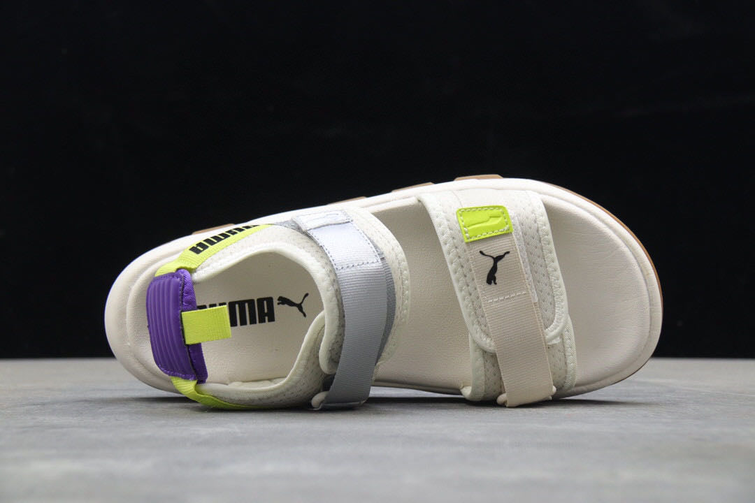 Les sandales claquettes Puma sont la combinaison parfaite entre un design sportif et un confort optimal, idéales pour un usage quotidien.