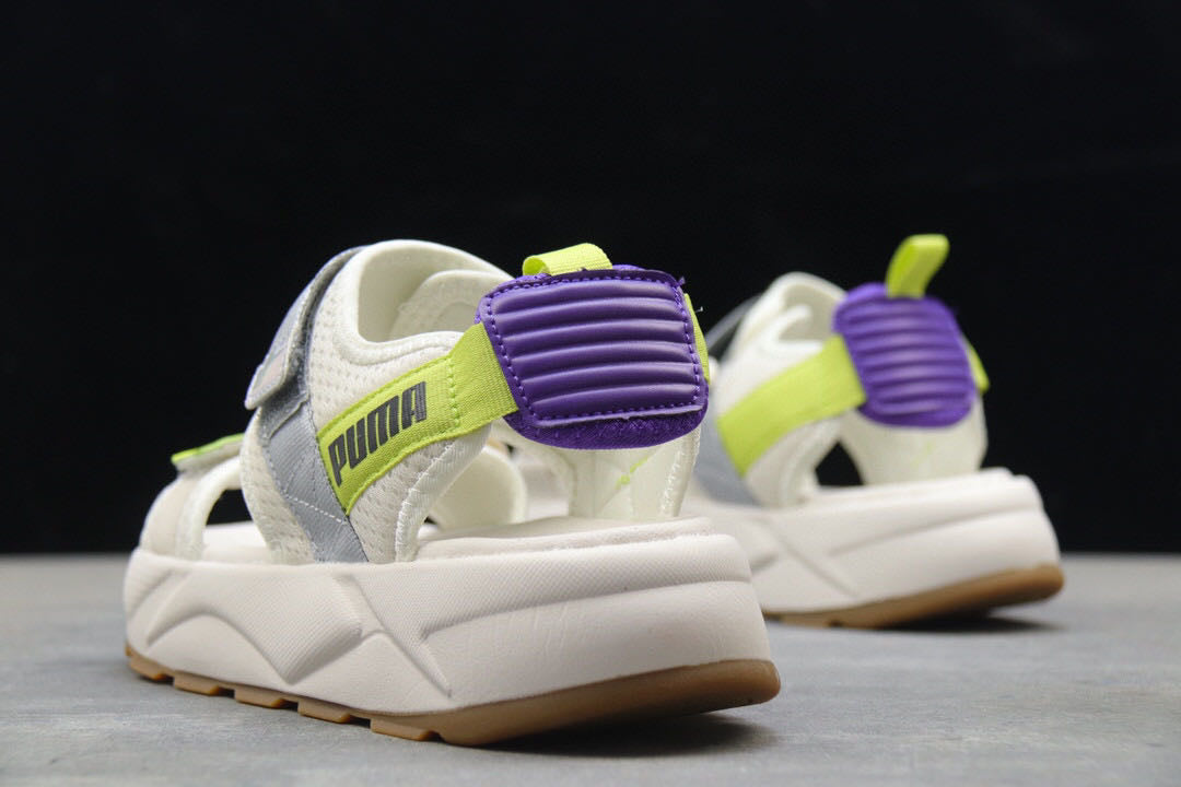 Les sandales claquettes Puma sont la combinaison parfaite entre un design sportif et un confort optimal, idéales pour un usage quotidien.