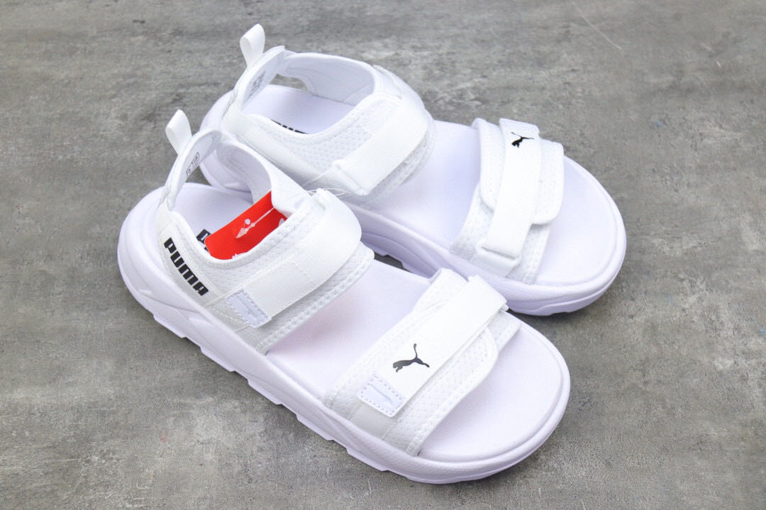 Les sandales claquettes Puma sont la combinaison parfaite entre un design sportif et un confort optimal, idéales pour un usage quotidien.