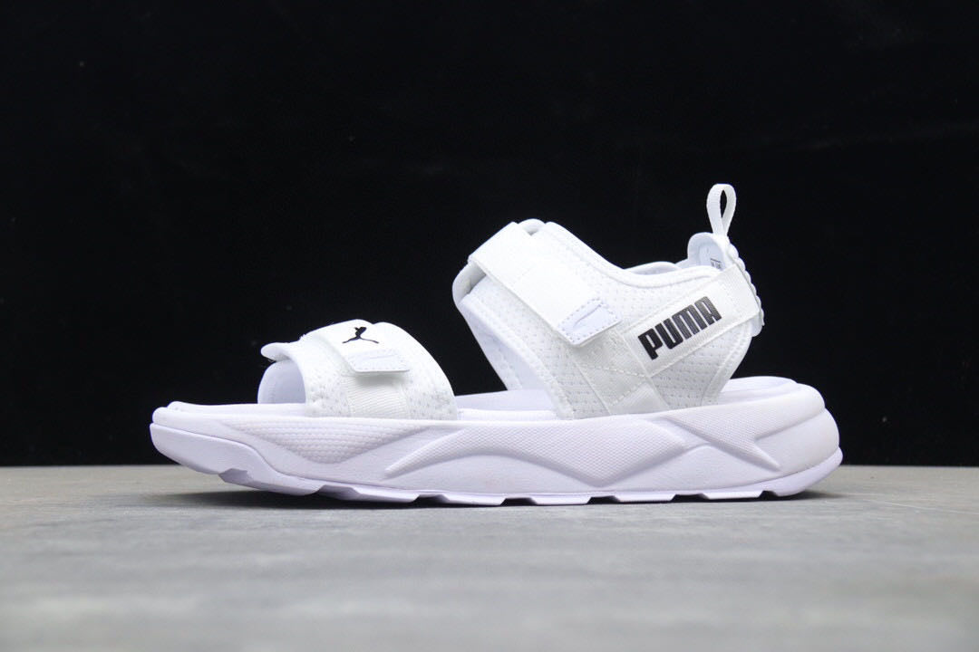 Les sandales claquettes Puma sont la combinaison parfaite entre un design sportif et un confort optimal, idéales pour un usage quotidien.