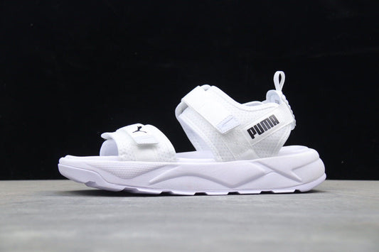 Les sandales claquettes Puma sont la combinaison parfaite entre un design sportif et un confort optimal, idéales pour un usage quotidien.