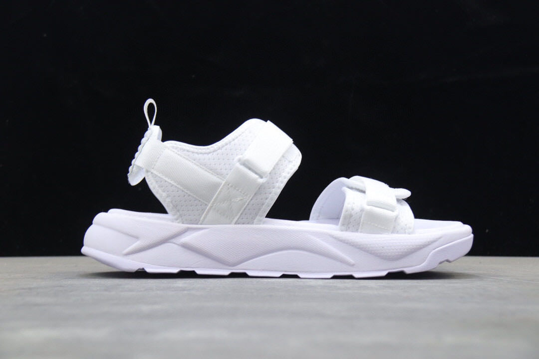 Les sandales claquettes Puma sont la combinaison parfaite entre un design sportif et un confort optimal, idéales pour un usage quotidien.
