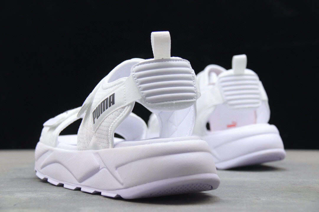 Les sandales claquettes Puma sont la combinaison parfaite entre un design sportif et un confort optimal, idéales pour un usage quotidien.