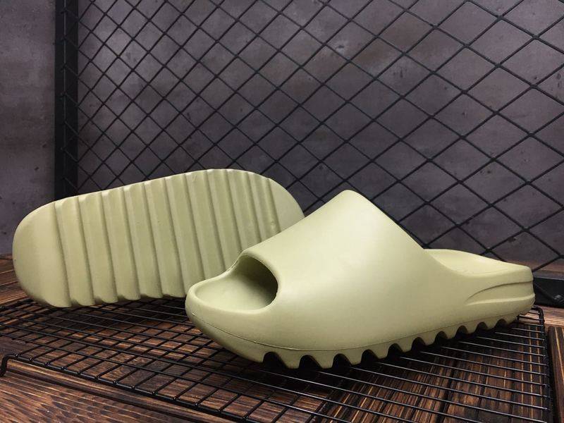 Les sandales claquettes Adidas sont un incontournable pour ceux qui recherchent un mélange parfait entre confort et style décontracté.