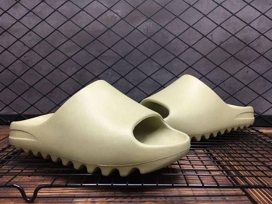 Les sandales claquettes Adidas sont un incontournable pour ceux qui recherchent un mélange parfait entre confort et style décontracté.