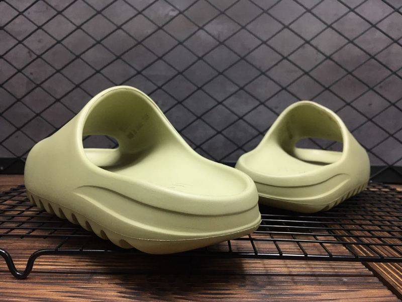 Les sandales claquettes Adidas sont un incontournable pour ceux qui recherchent un mélange parfait entre confort et style décontracté.