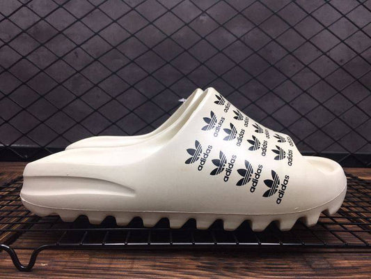 Les sandales claquettes Adidas sont un incontournable pour ceux qui recherchent un mélange parfait entre confort et style décontracté.