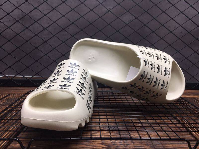 Les sandales claquettes Adidas sont un incontournable pour ceux qui recherchent un mélange parfait entre confort et style décontracté.