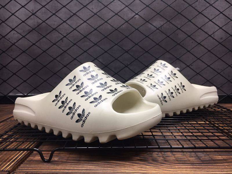Les sandales claquettes Adidas sont un incontournable pour ceux qui recherchent un mélange parfait entre confort et style décontracté.