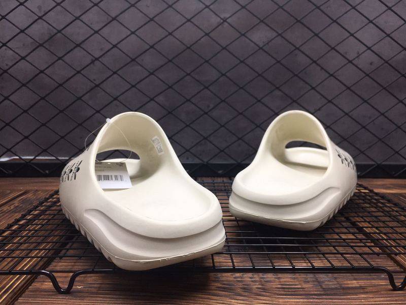 Les sandales claquettes Adidas sont un incontournable pour ceux qui recherchent un mélange parfait entre confort et style décontracté.