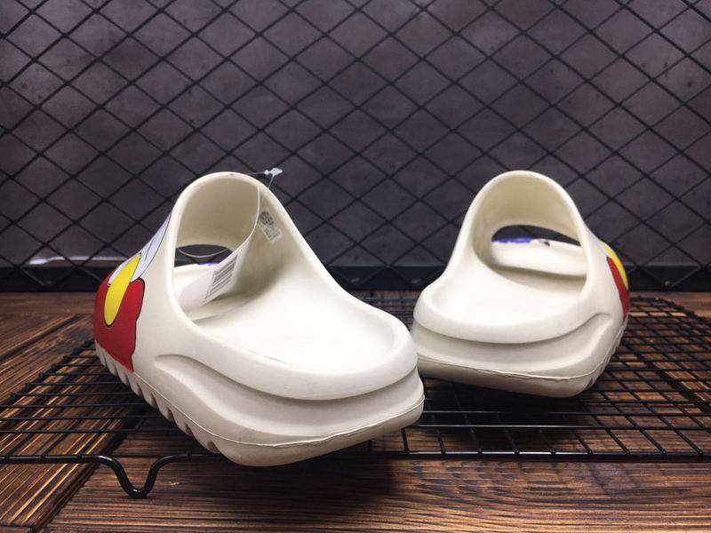 Les sandales claquettes Adidas sont un incontournable pour ceux qui recherchent un mélange parfait entre confort et style décontracté.