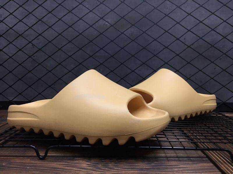 Les sandales claquettes Adidas sont un incontournable pour ceux qui recherchent un mélange parfait entre confort et style décontracté.