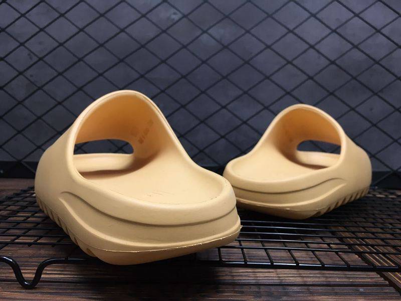 Les sandales claquettes Adidas sont un incontournable pour ceux qui recherchent un mélange parfait entre confort et style décontracté.