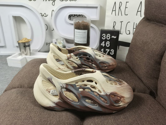 Les sandales claquettes Adidas sont un incontournable pour ceux qui recherchent un mélange parfait entre confort et style décontracté.