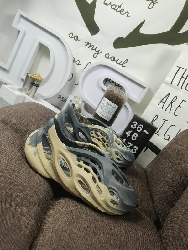 Les sandales claquettes Adidas sont un incontournable pour ceux qui recherchent un mélange parfait entre confort et style décontracté.
