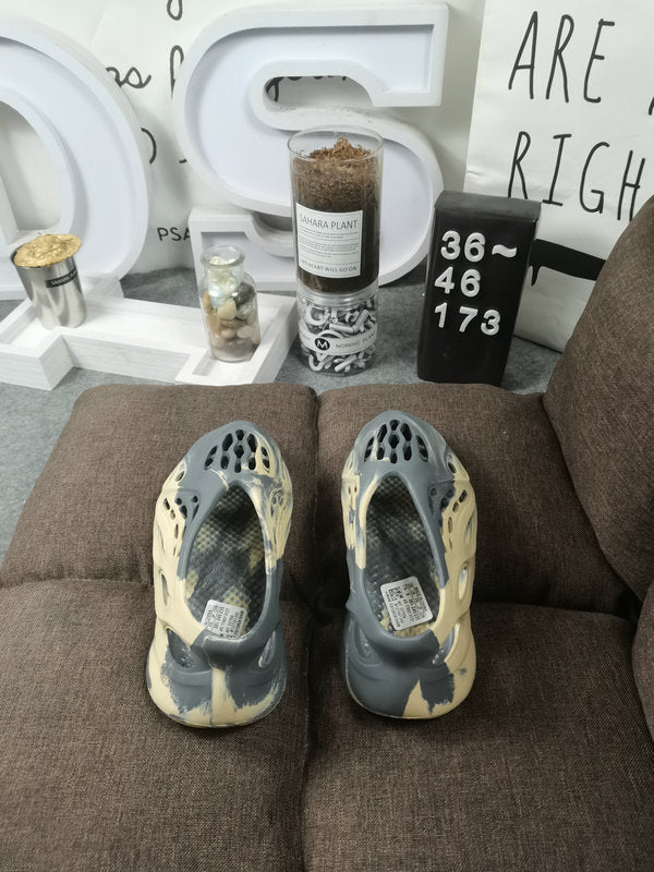 Les sandales claquettes Adidas sont un incontournable pour ceux qui recherchent un mélange parfait entre confort et style décontracté.