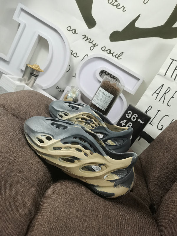 Les sandales claquettes Adidas sont un incontournable pour ceux qui recherchent un mélange parfait entre confort et style décontracté.