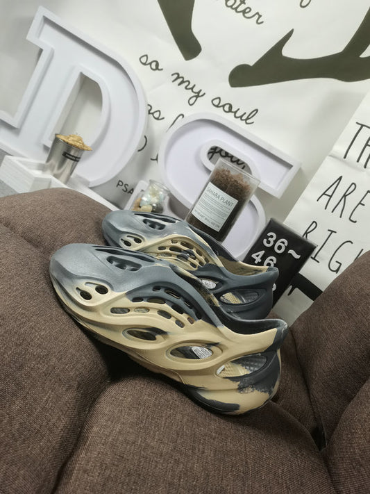 Les sandales claquettes Adidas sont un incontournable pour ceux qui recherchent un mélange parfait entre confort et style décontracté.