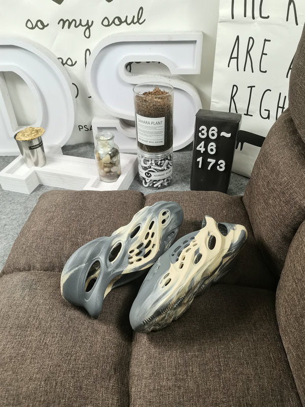 Les sandales claquettes Adidas sont un incontournable pour ceux qui recherchent un mélange parfait entre confort et style décontracté.