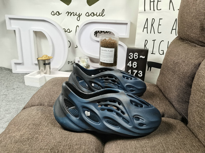 Les sandales claquettes Adidas sont un incontournable pour ceux qui recherchent un mélange parfait entre confort et style décontracté.