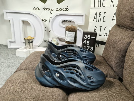 Les sandales claquettes Adidas sont un incontournable pour ceux qui recherchent un mélange parfait entre confort et style décontracté.