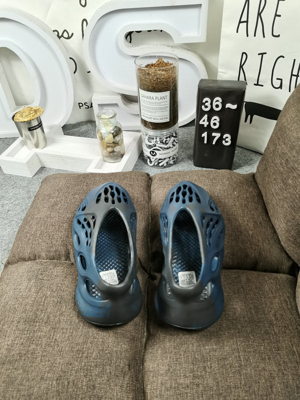 Les sandales claquettes Adidas sont un incontournable pour ceux qui recherchent un mélange parfait entre confort et style décontracté.