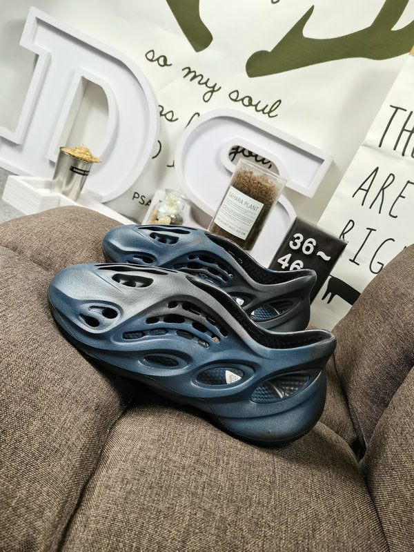 Les sandales claquettes Adidas sont un incontournable pour ceux qui recherchent un mélange parfait entre confort et style décontracté.