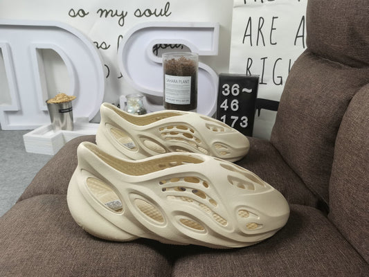 Les sandales claquettes Adidas sont un incontournable pour ceux qui recherchent un mélange parfait entre confort et style décontracté.