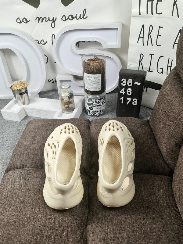 Les sandales claquettes Adidas sont un incontournable pour ceux qui recherchent un mélange parfait entre confort et style décontracté.