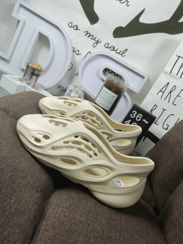 Les sandales claquettes Adidas sont un incontournable pour ceux qui recherchent un mélange parfait entre confort et style décontracté.