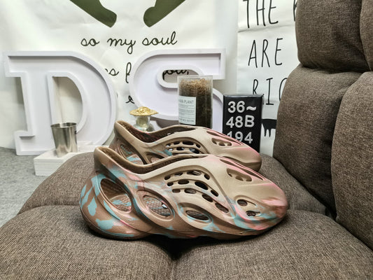 Les sandales claquettes Adidas sont un incontournable pour ceux qui recherchent un mélange parfait entre confort et style décontracté.