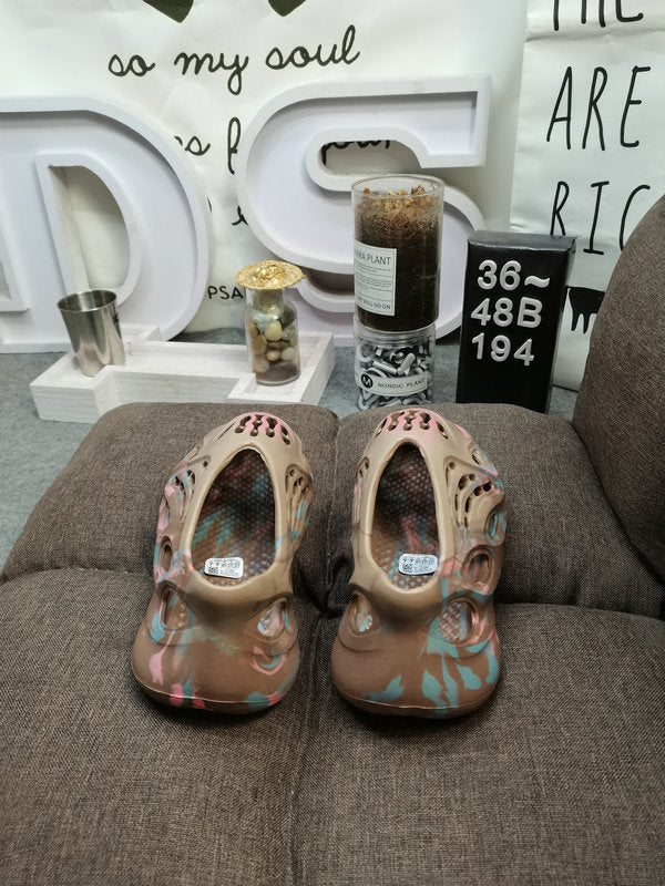 Les sandales claquettes Adidas sont un incontournable pour ceux qui recherchent un mélange parfait entre confort et style décontracté.