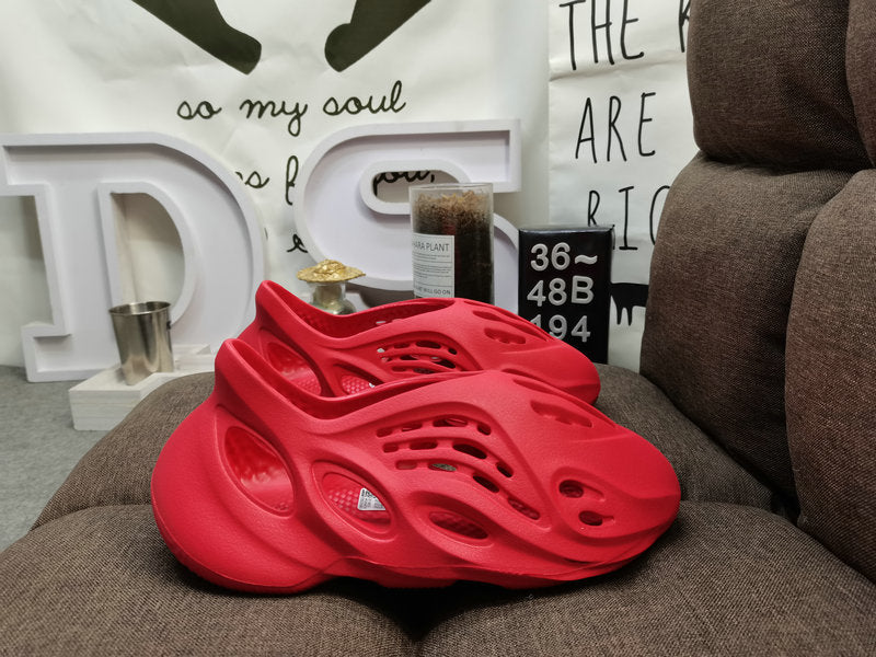 Les sandales claquettes Adidas sont un incontournable pour ceux qui recherchent un mélange parfait entre confort et style décontracté.