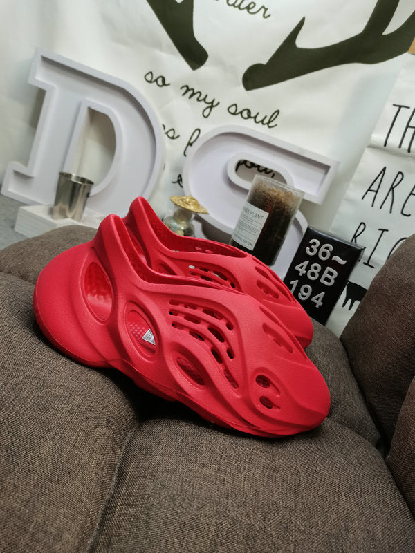 Les sandales claquettes Adidas sont un incontournable pour ceux qui recherchent un mélange parfait entre confort et style décontracté.