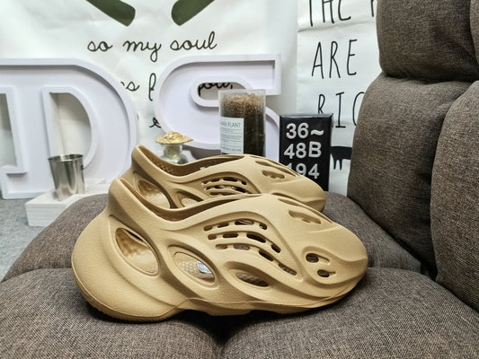 Les sandales claquettes Adidas sont un incontournable pour ceux qui recherchent un mélange parfait entre confort et style décontracté.