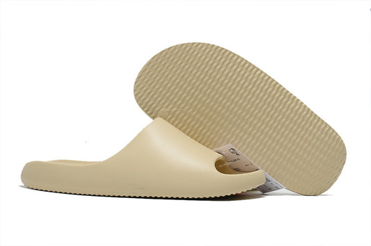 Les sandales claquettes Adidas sont un incontournable pour ceux qui recherchent un mélange parfait entre confort et style décontracté.