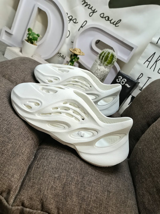 Les sandales claquettes Adidas sont un incontournable pour ceux qui recherchent un mélange parfait entre confort et style décontracté.