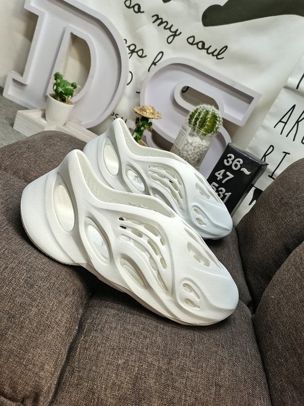 Les sandales claquettes Adidas sont un incontournable pour ceux qui recherchent un mélange parfait entre confort et style décontracté.