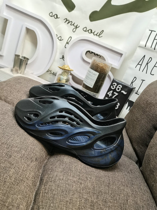 Les sandales claquettes Adidas sont un incontournable pour ceux qui recherchent un mélange parfait entre confort et style décontracté.
