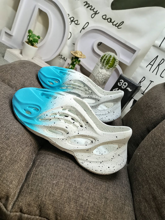 Les sandales claquettes Adidas sont un incontournable pour ceux qui recherchent un mélange parfait entre confort et style décontracté.