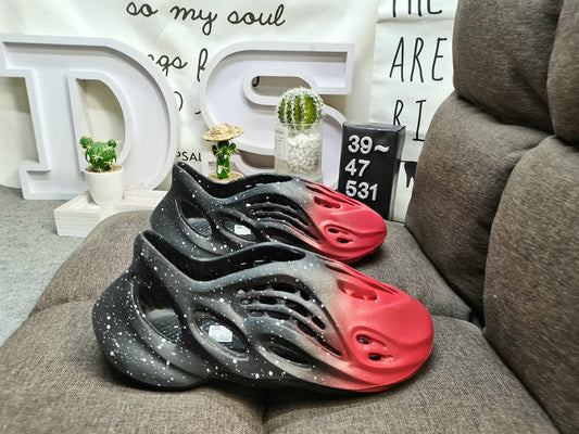 Les sandales claquettes Adidas sont un incontournable pour ceux qui recherchent un mélange parfait entre confort et style décontracté.
