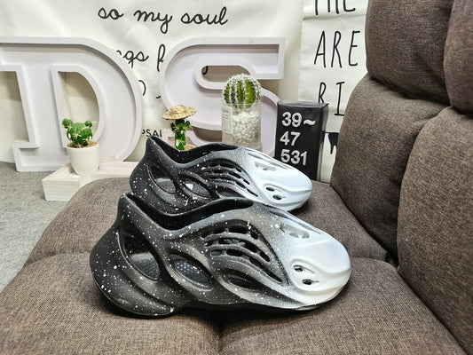 Les sandales claquettes Adidas sont un incontournable pour ceux qui recherchent un mélange parfait entre confort et style décontracté.