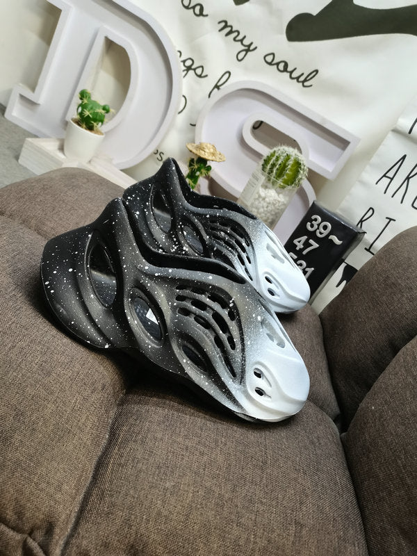 Les sandales claquettes Adidas sont un incontournable pour ceux qui recherchent un mélange parfait entre confort et style décontracté.