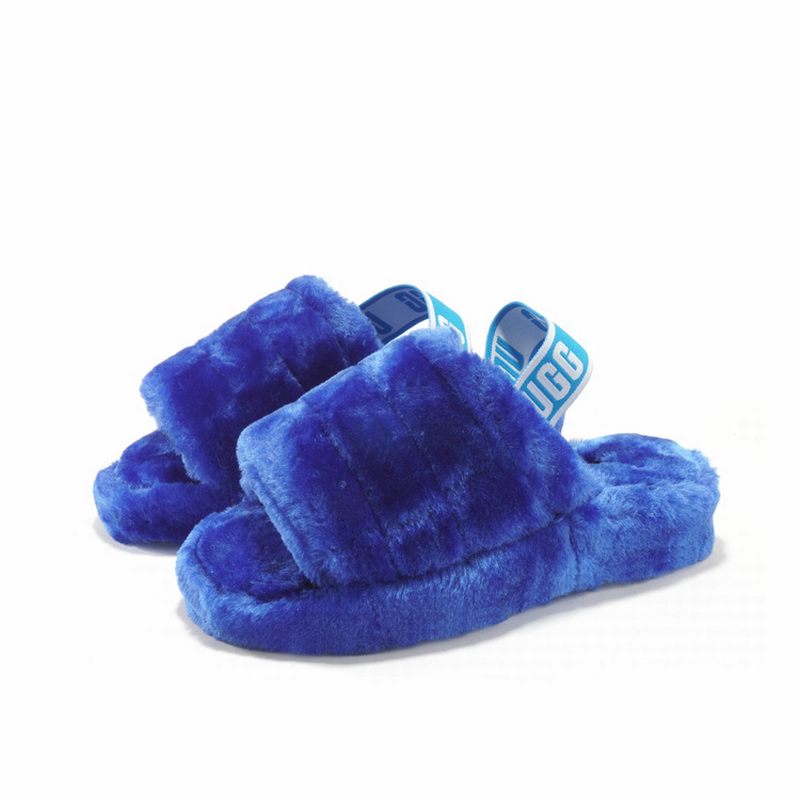 Les sandales claquettes UGG allient un confort exceptionnel et un design tendance, parfaites pour se détendre avec style.