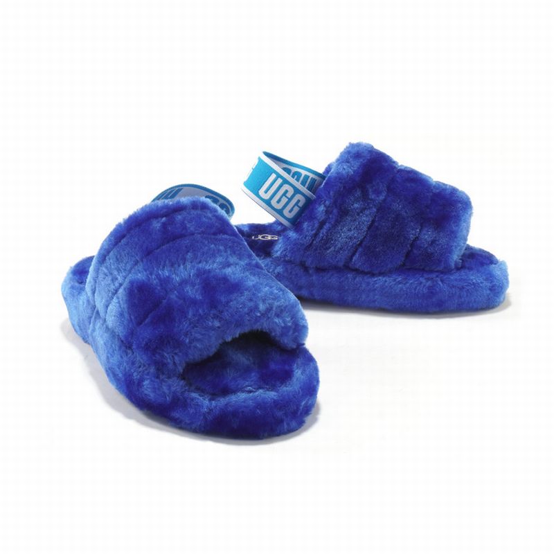 Les sandales claquettes UGG allient un confort exceptionnel et un design tendance, parfaites pour se détendre avec style.