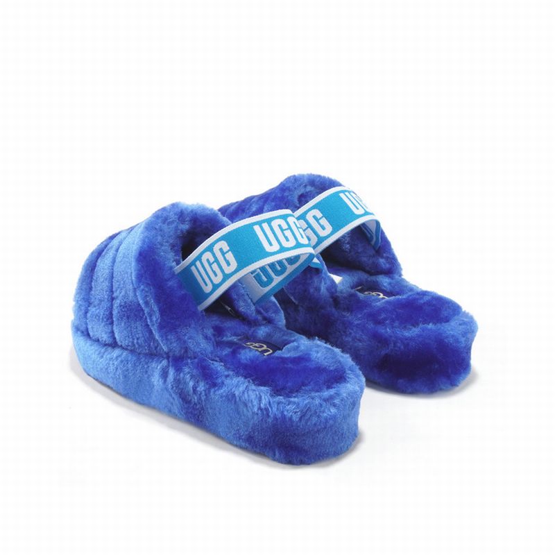 Les sandales claquettes UGG allient un confort exceptionnel et un design tendance, parfaites pour se détendre avec style.