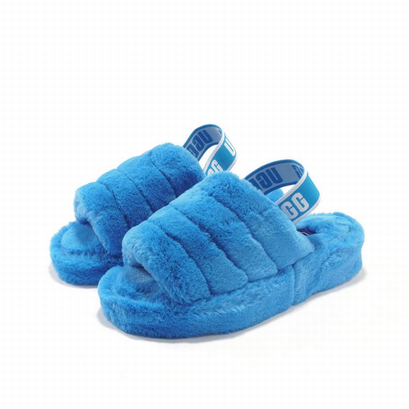 Les sandales claquettes UGG allient un confort exceptionnel et un design tendance, parfaites pour se détendre avec style.