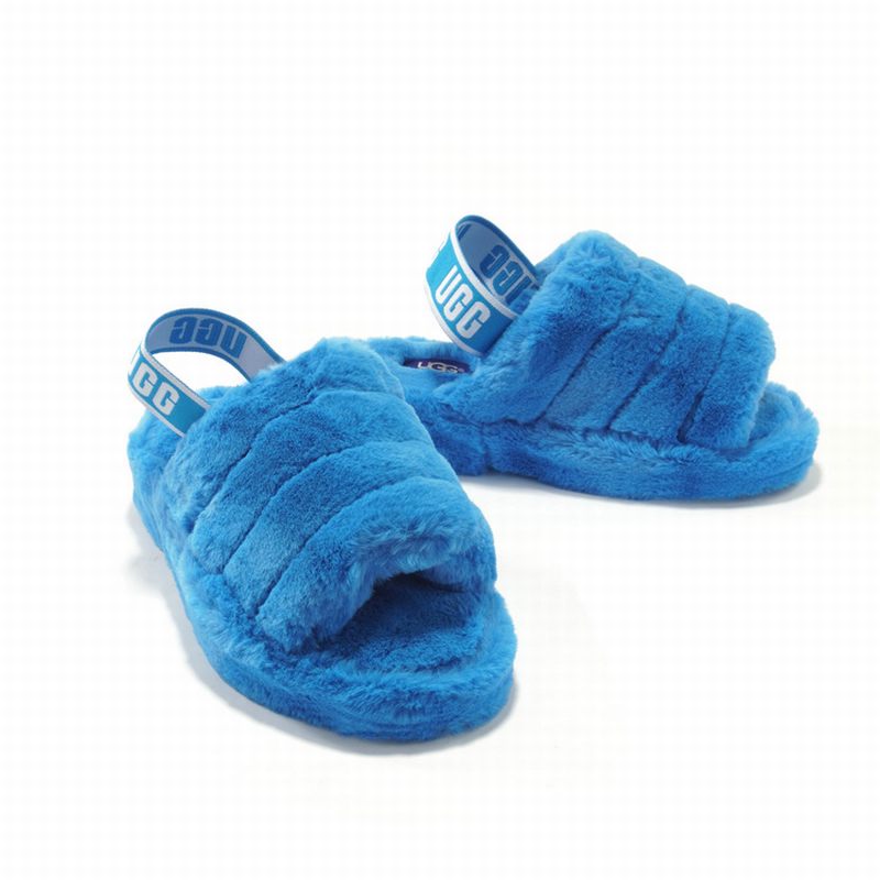 Les sandales claquettes UGG allient un confort exceptionnel et un design tendance, parfaites pour se détendre avec style.