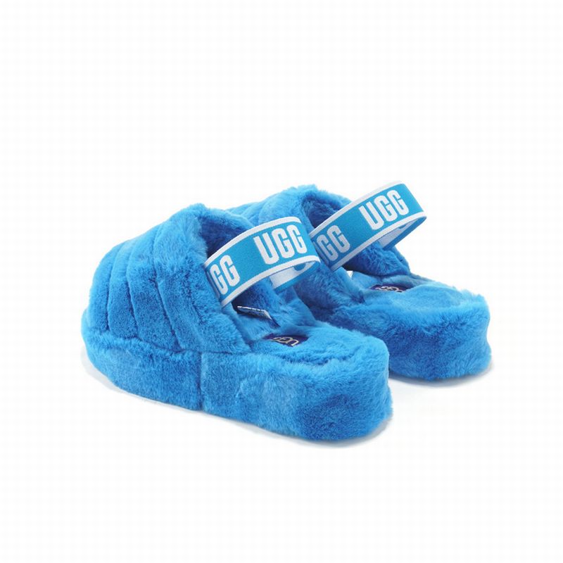 Les sandales claquettes UGG allient un confort exceptionnel et un design tendance, parfaites pour se détendre avec style.